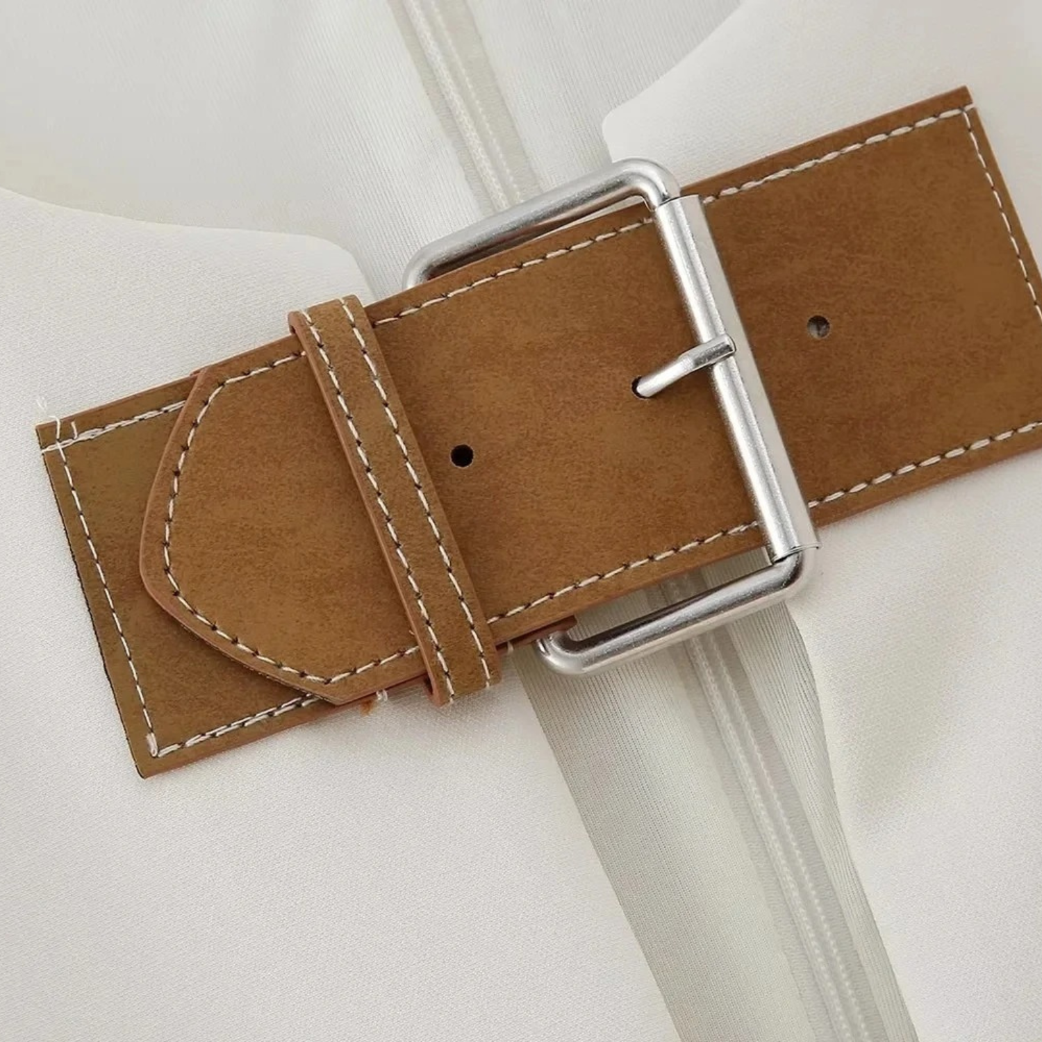 Luna | Abito Mini in Ecopelle con Dettagli Cut-Out e Fibbia