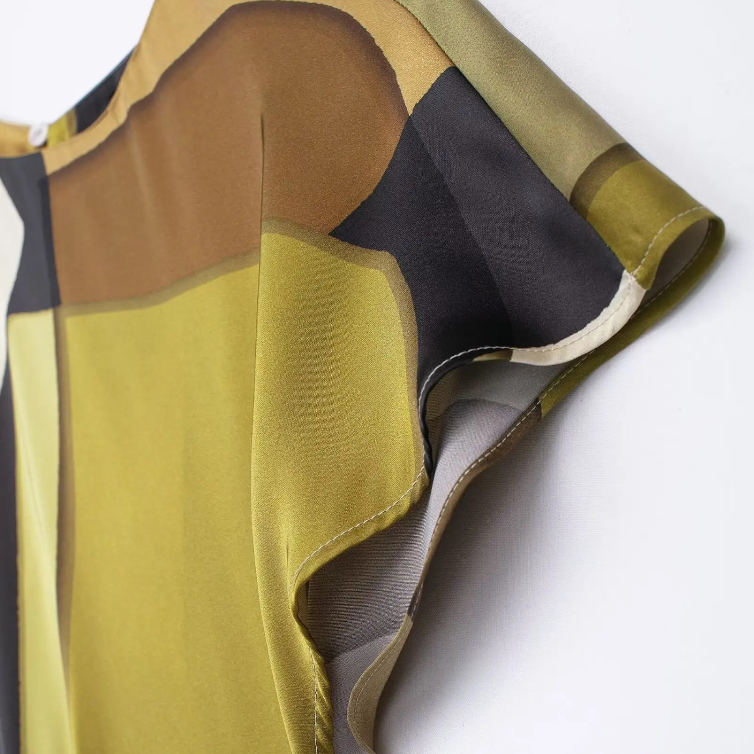 Gia | Abito Lungo con Stampa Vintage, Scollo Tondo e Dettaglio Cut-Out sul Retro
