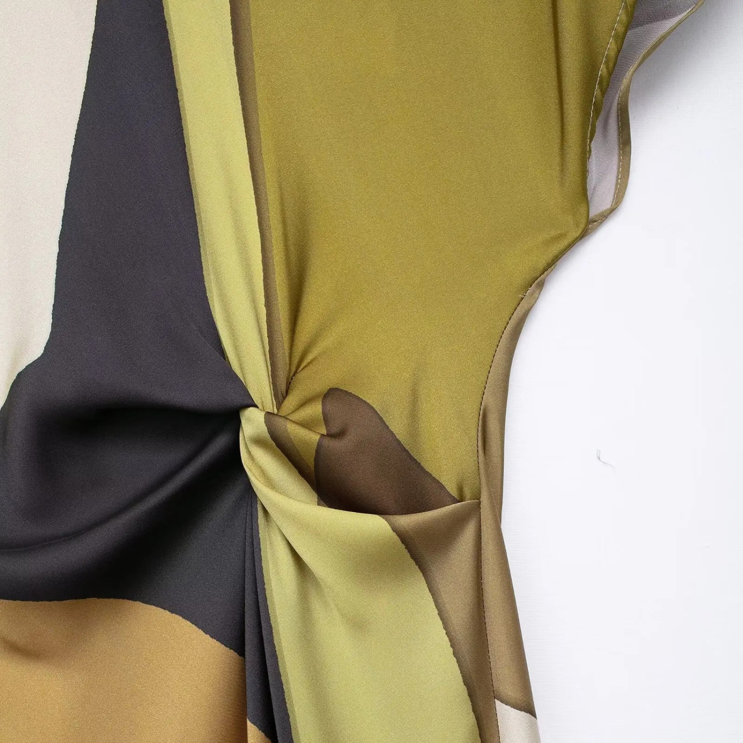Gia | Abito Lungo con Stampa Vintage, Scollo Tondo e Dettaglio Cut-Out sul Retro