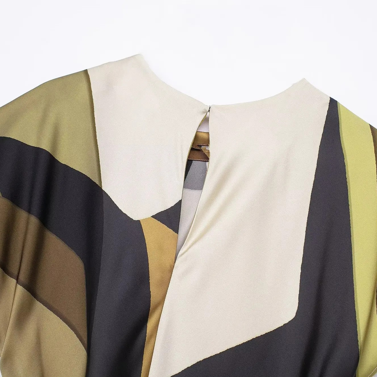 Gia | Abito Lungo con Stampa Vintage, Scollo Tondo e Dettaglio Cut-Out sul Retro
