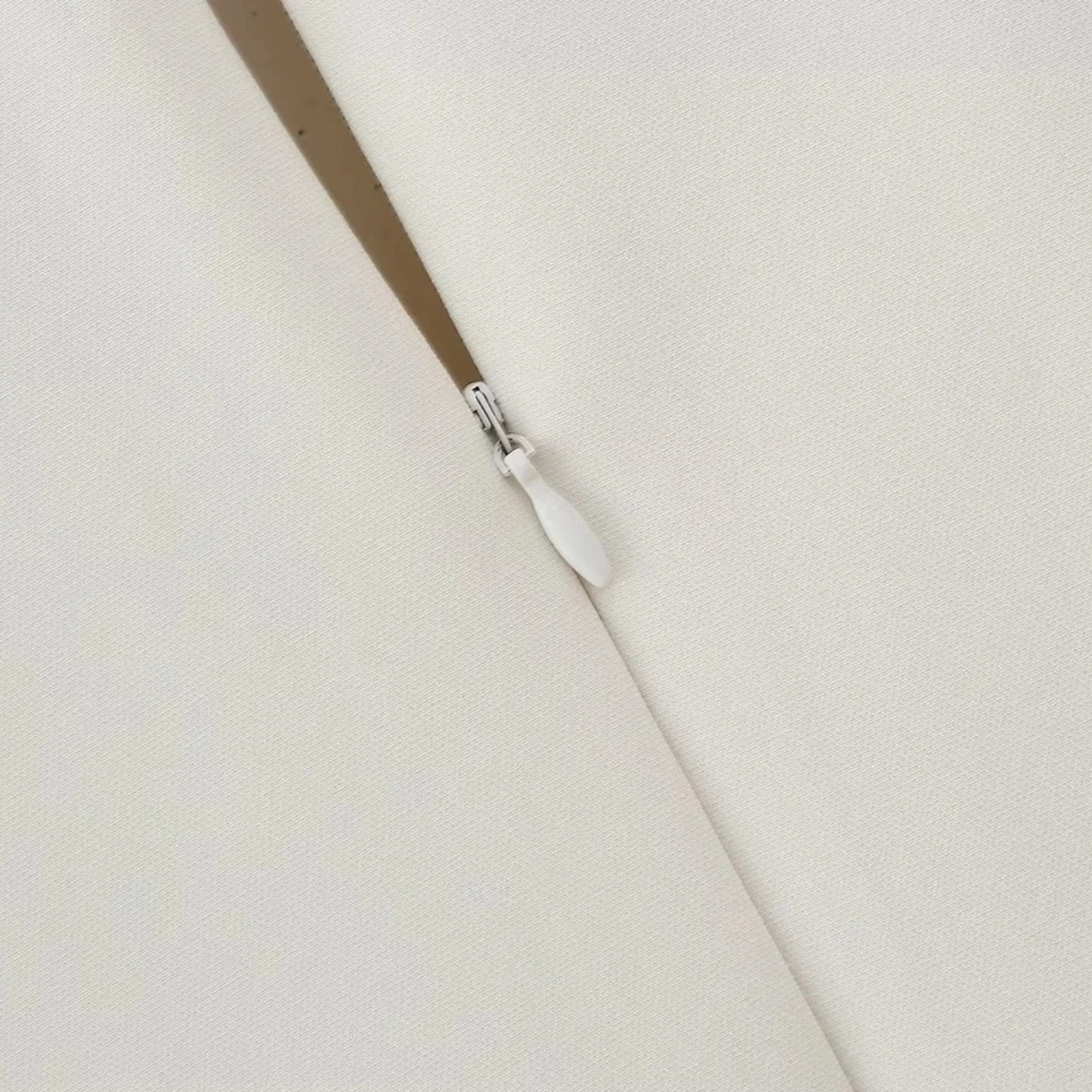 Luna | Abito Mini in Ecopelle con Dettagli Cut-Out e Fibbia