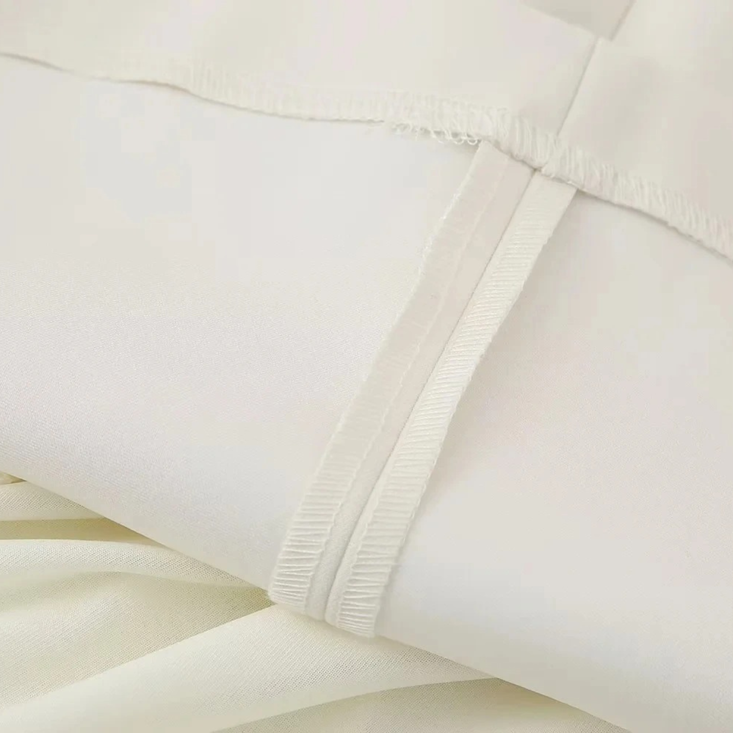 Luna | Abito Mini in Ecopelle con Dettagli Cut-Out e Fibbia