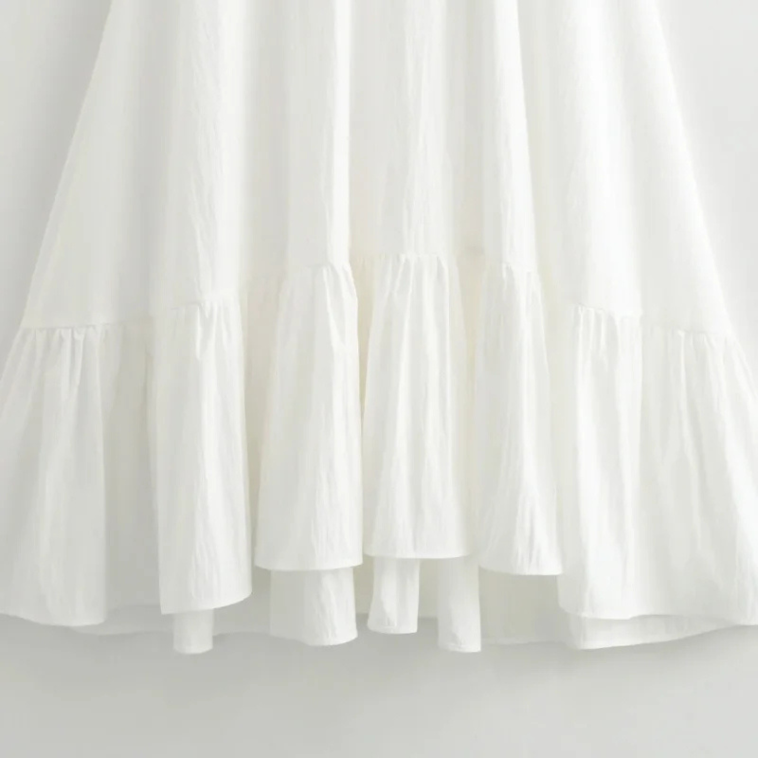 Noa | Abito Midi Bianco Elegante con Pieghe e Dettaglio Farfalla