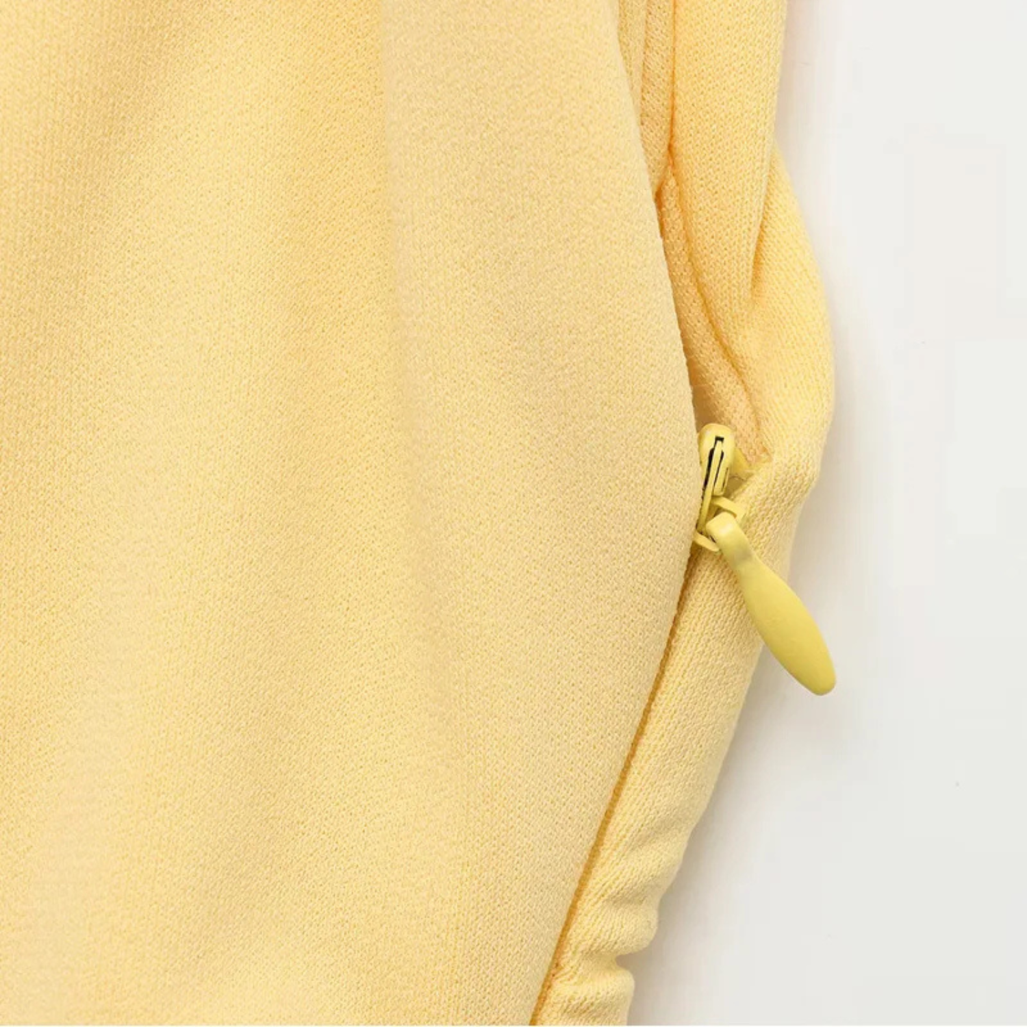 Eva | Abito Midi Giallo Asimmetrico con Drappeggio e Spacco