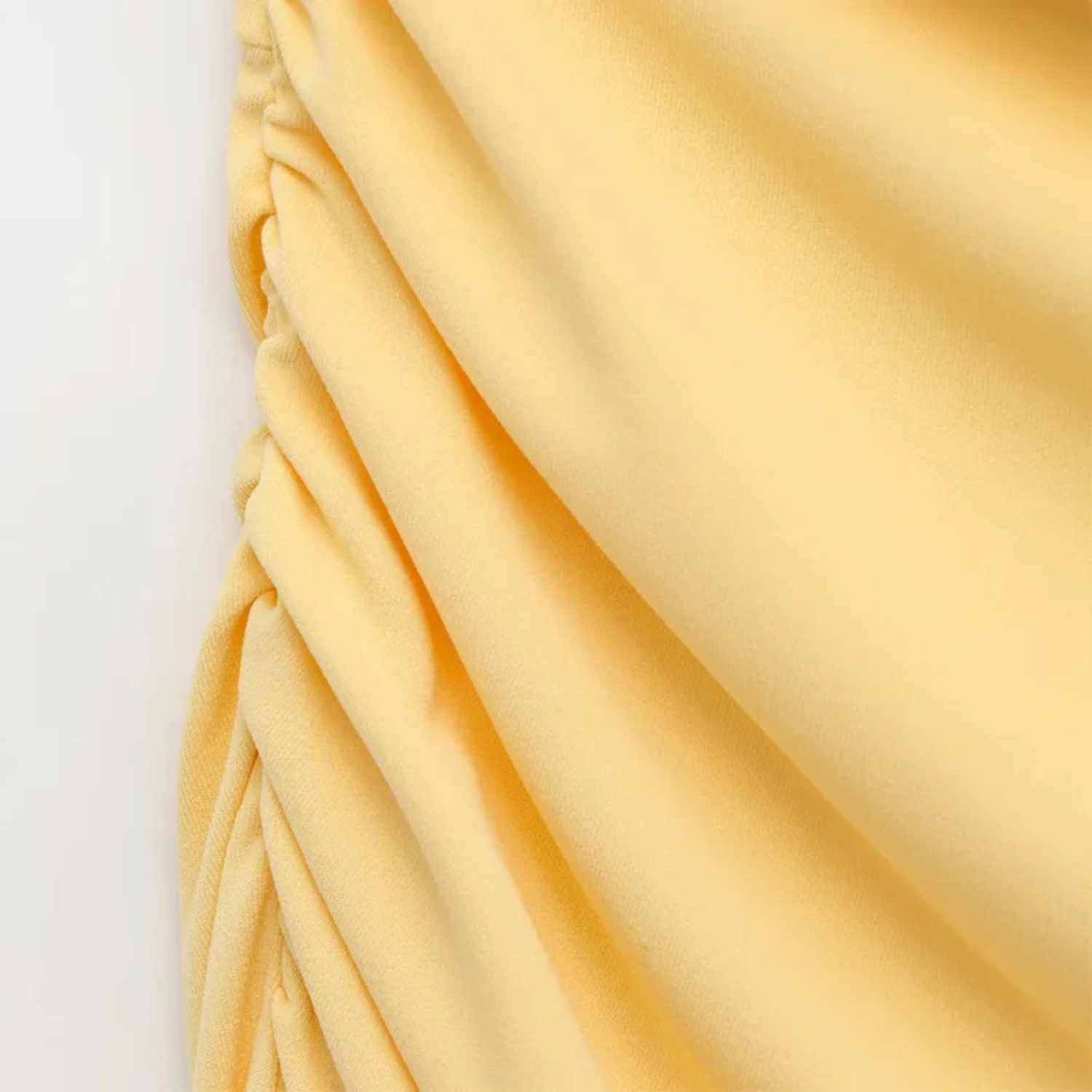 Eva | Abito Midi Giallo Asimmetrico con Drappeggio e Spacco