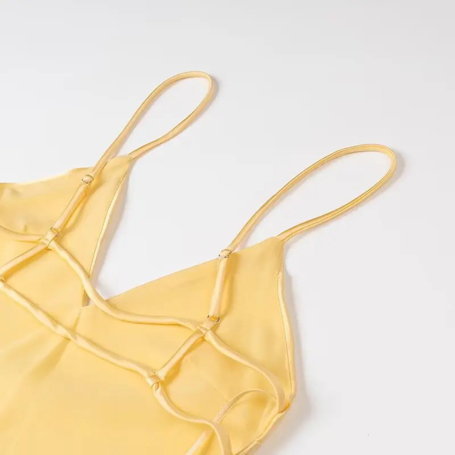 Lola | Abito Lungo Giallo in Raso con Scollo a V e Spalline Sottili
