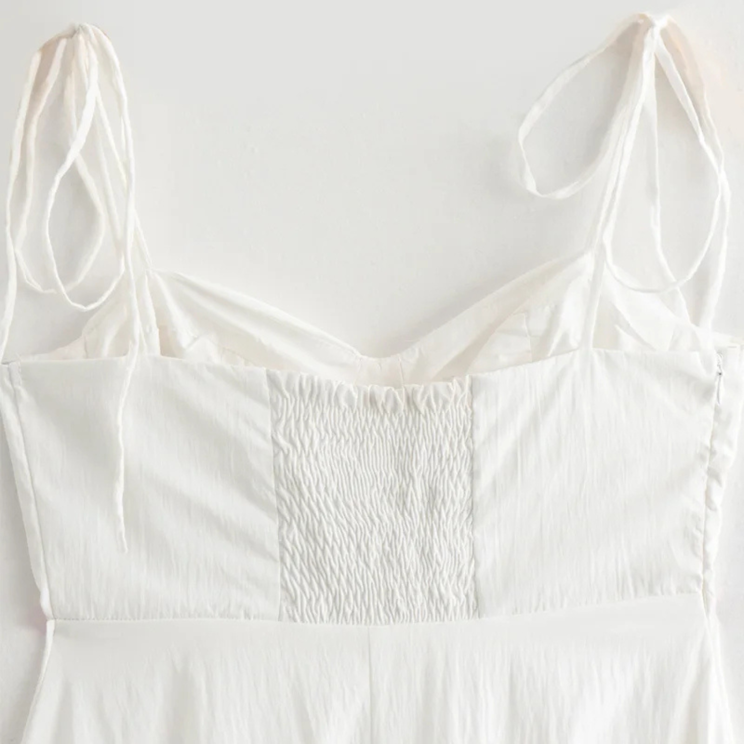 Noa | Abito Midi Bianco Elegante con Pieghe e Dettaglio Farfalla