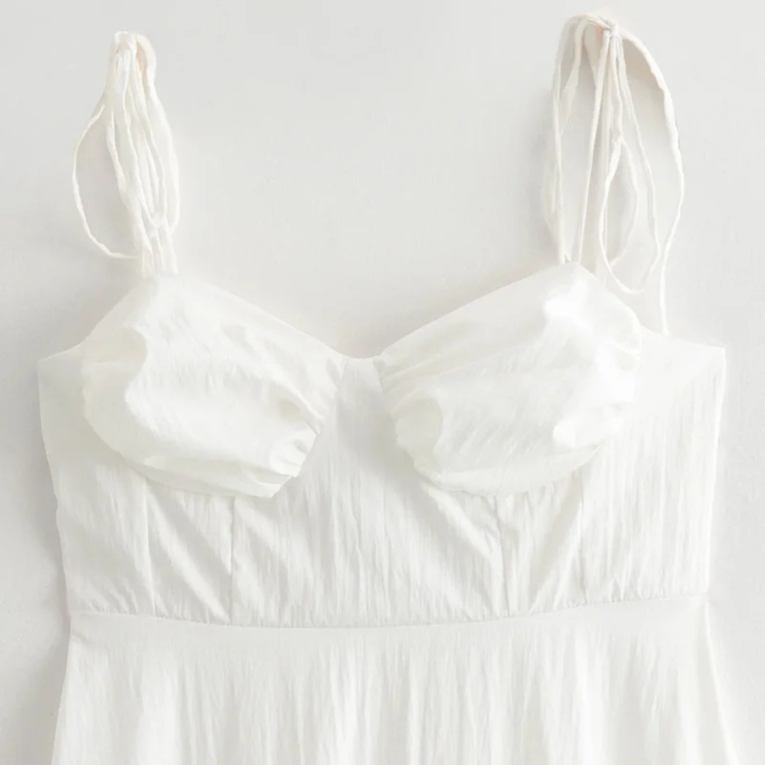 Noa | Abito Midi Bianco Elegante con Pieghe e Dettaglio Farfalla